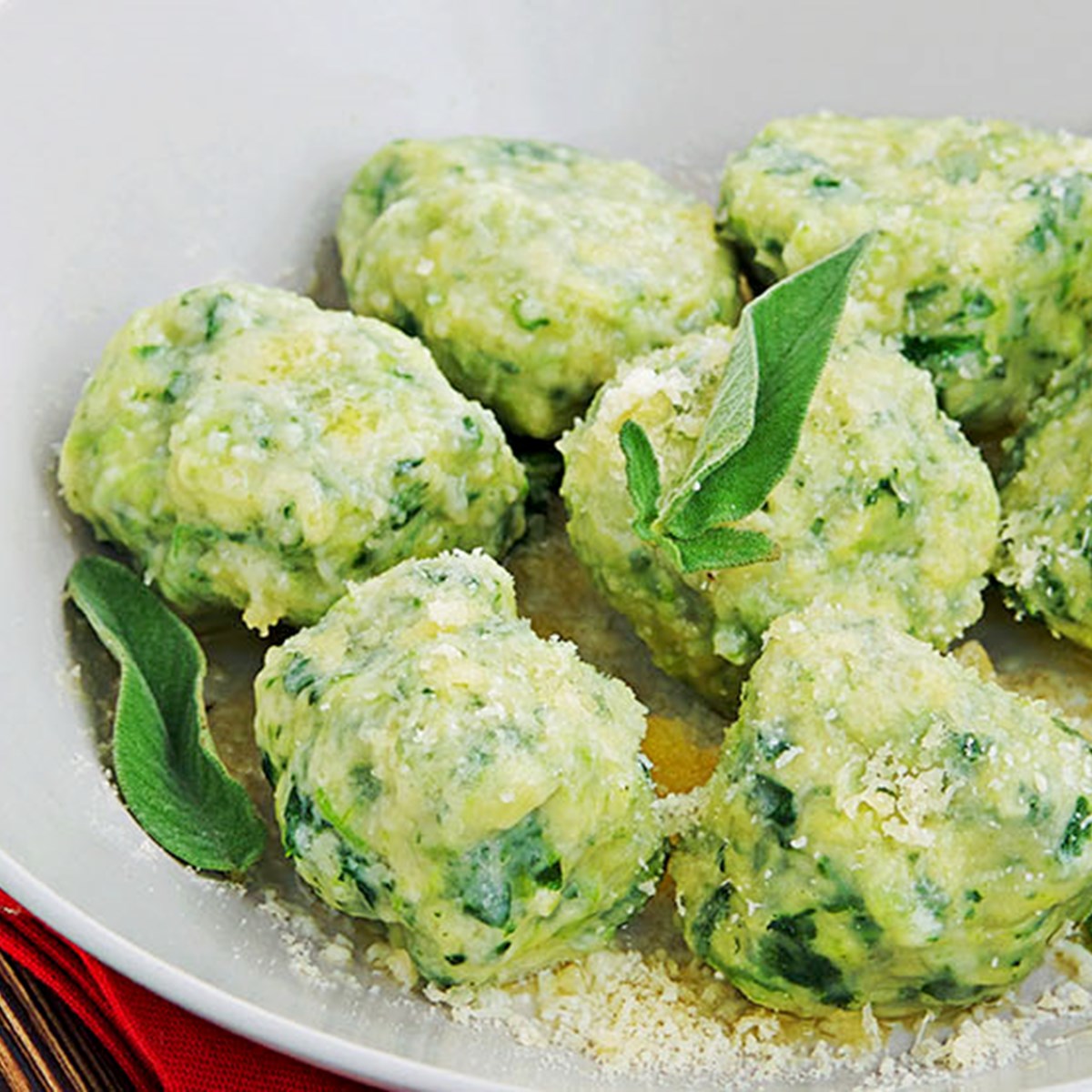 Bärlauchknödel: Ein einfaches, vegetarisches Rezept