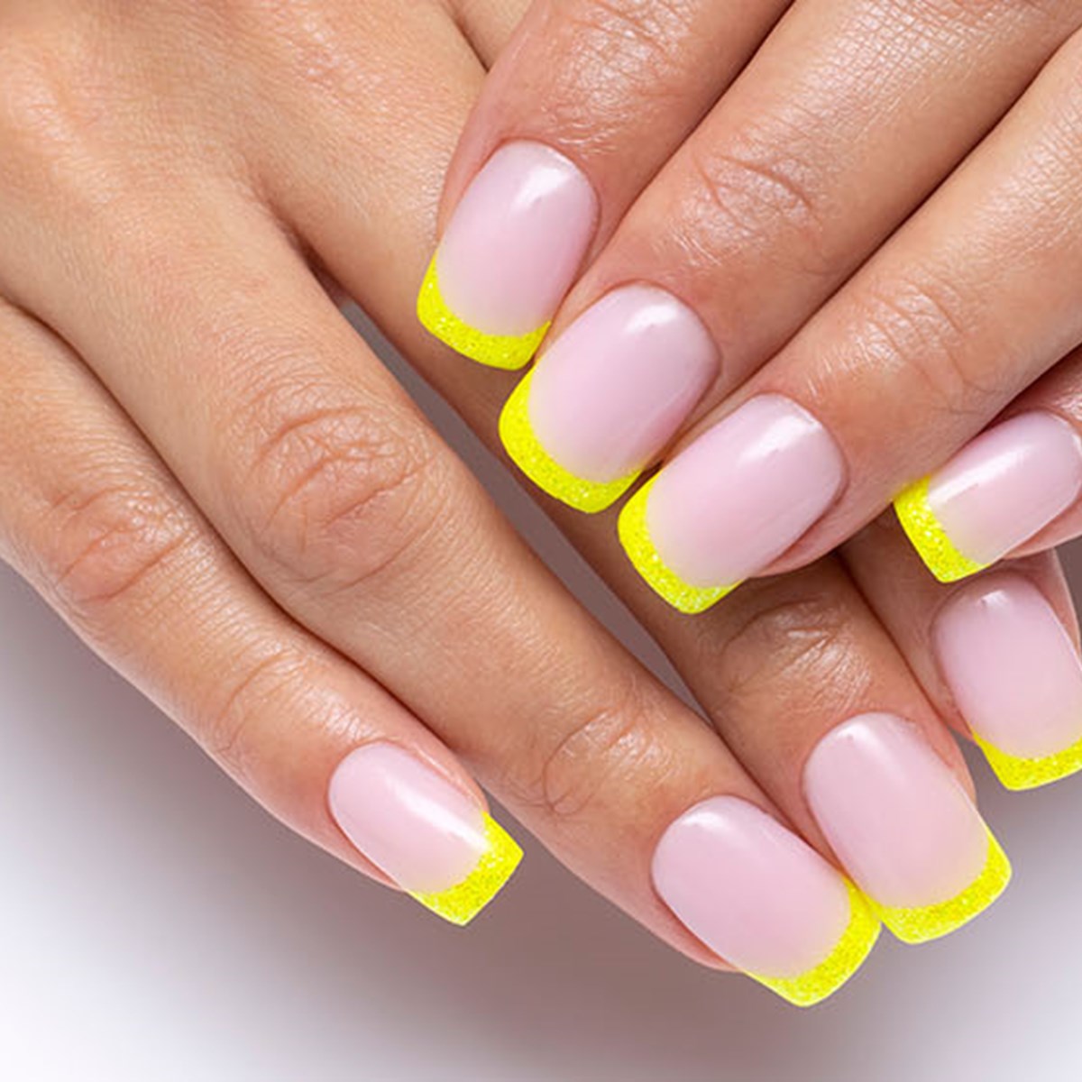 So sommerlich: French Nails, aber farbig wie auf Insta!