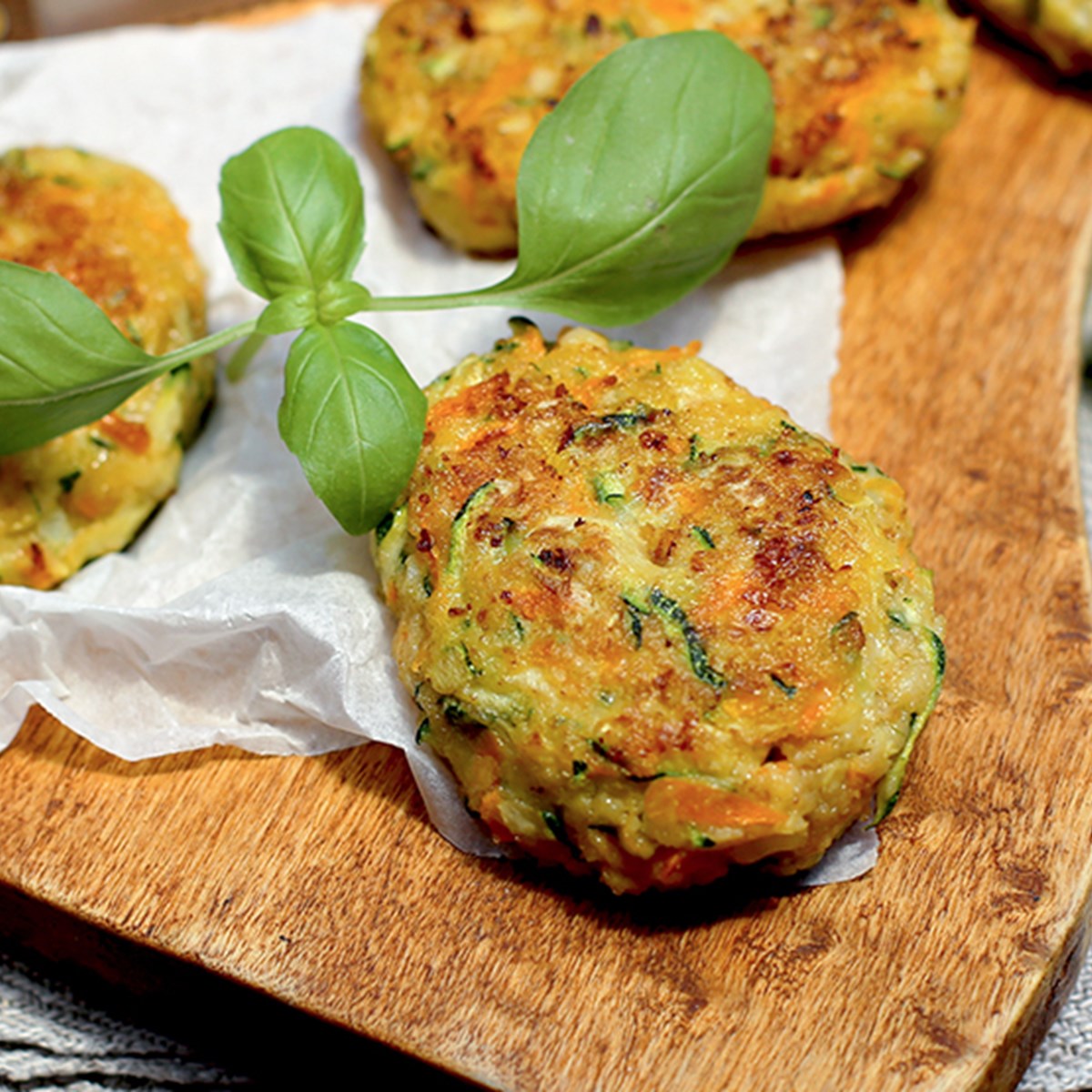 Couscous-Zucchini-Bratlinge mit Sauerrahm-Dip Couscous-Zucchini-Bratlinge mit Sauerrahm-Dip