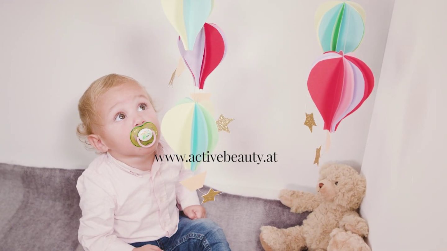 Baby-Mobile mit bunten Papierballons selber machen