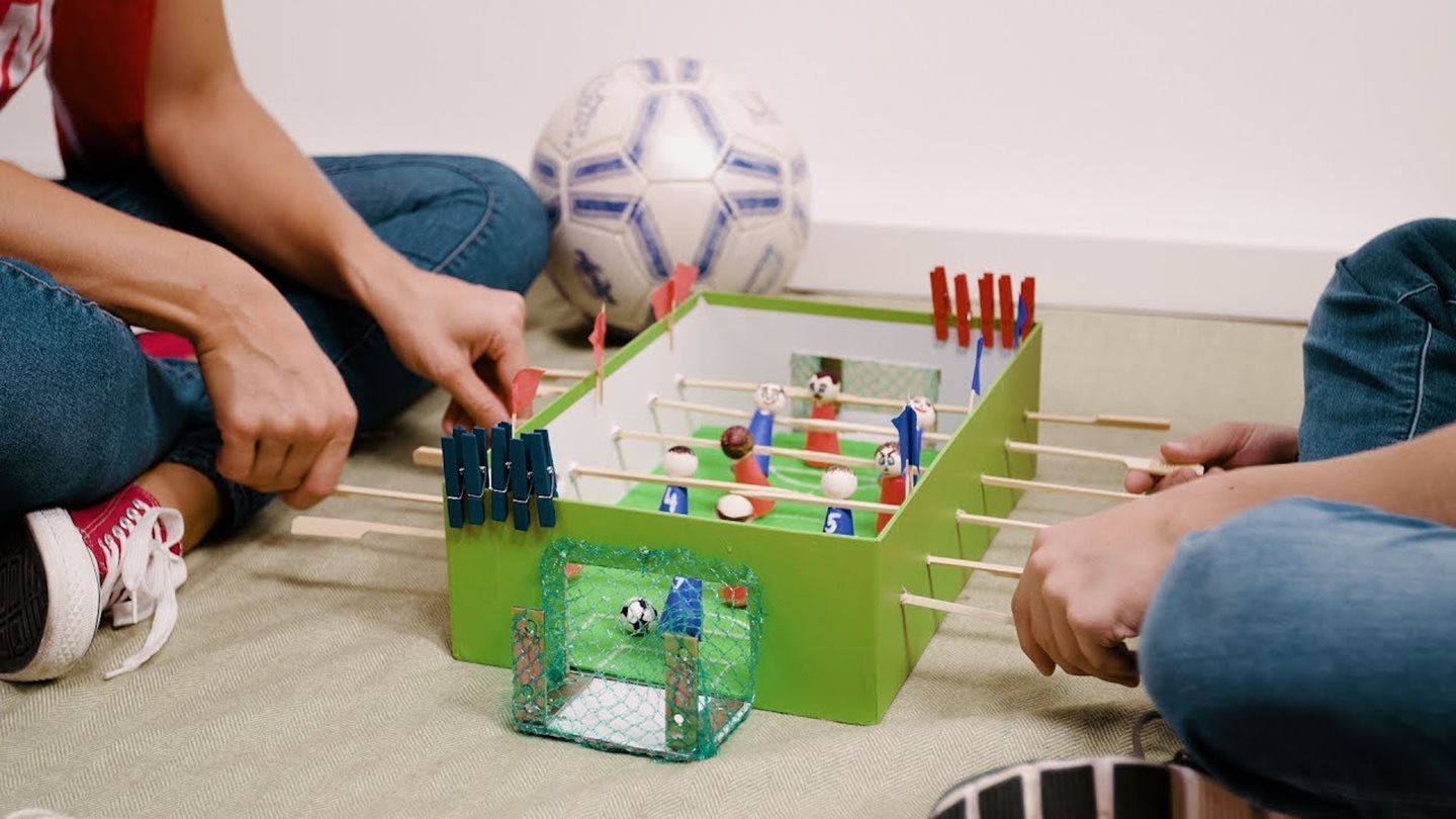 Tischkicker basteln: Aus einer Schachtel wird ein Stadion