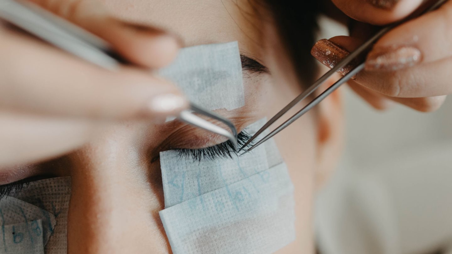 So geht es: In 4 Schritten zu vollen Wimpern