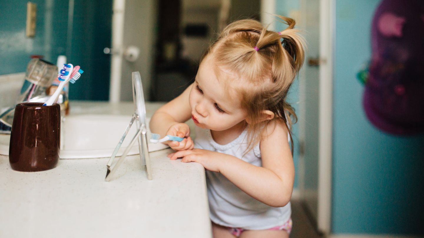 Zähne putzen mit Kindern: Mit diesen 5 Tipps gelingt es