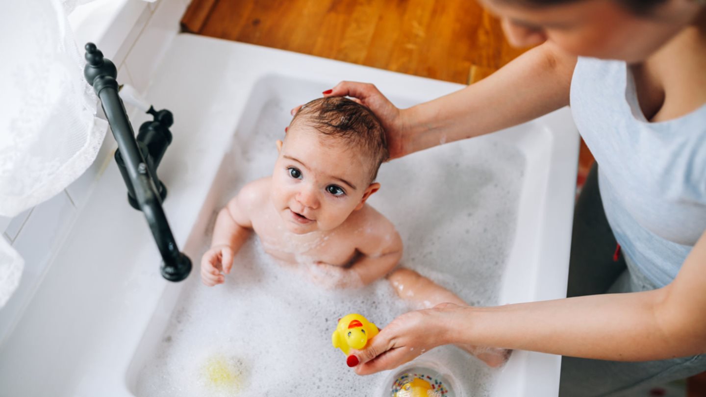 Baby baden und eincremen: Wieviel Pflege ist genug?