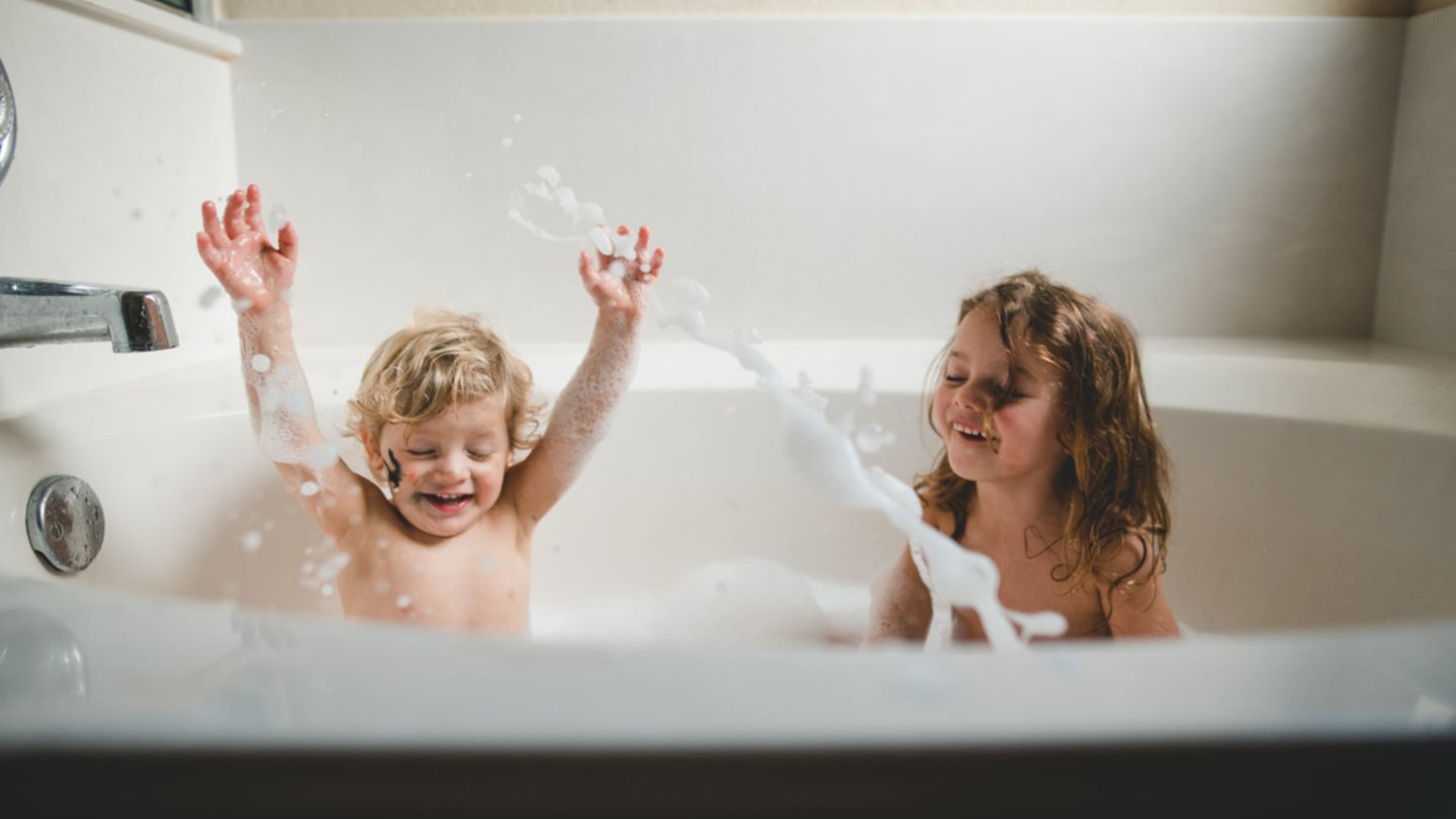 Keine Tränen: 11 Tipps für Haare waschen mit Kindern
