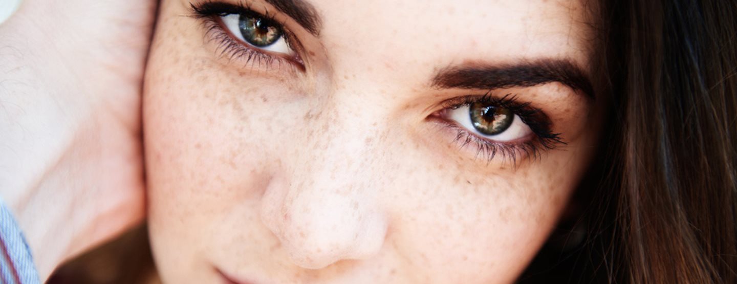 Augenbrauen färben: Diese 4 Dinge müssen wir vorab wissen