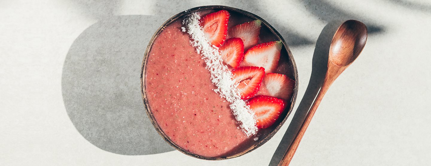 Sommerliche Frühstücksbowl mit reifen Erdbeeren