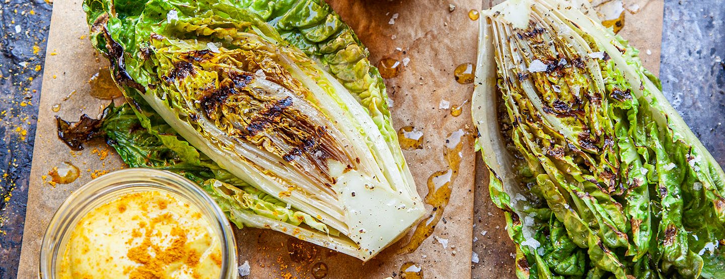 Die perfekte Beilage zum Grillen: gegrillter Römersalat mit Curry-Mayonnaise