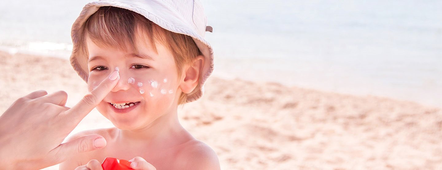Sonnencreme für Babys: So schützen Sie Kind und Meer gleichermaßen
