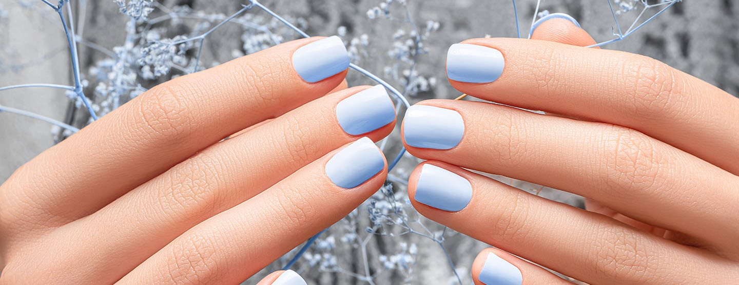 Blueberry Milk Nails – so tragen Sabrina Carpenter und Dua Lipa den Nageltrend