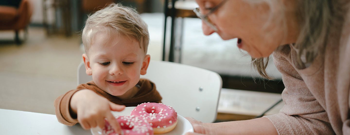 Ständig Süßigkeiten für die Kinder: So stoppt man die Großeltern ohne Familienstreit