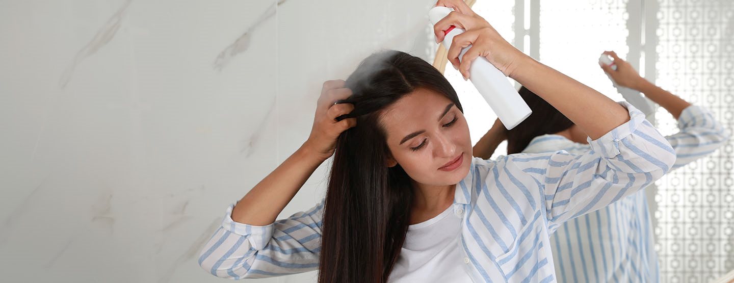 Frische Haare in wenigen Minuten: So verwenden Sie Trockenshampoo richtig