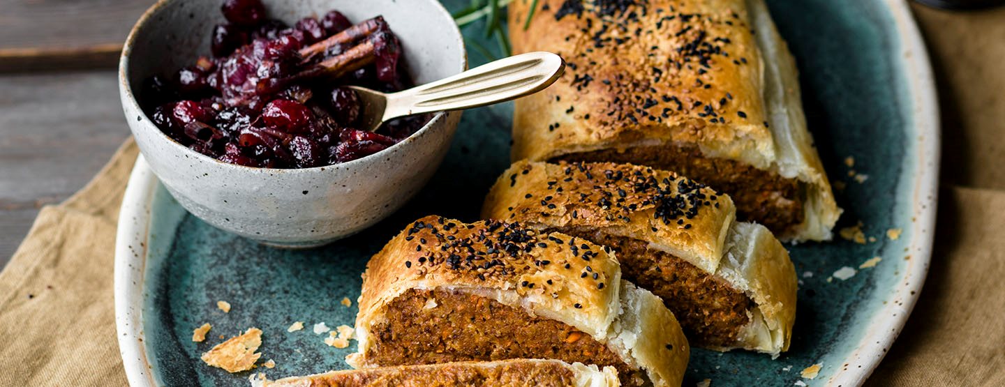 Veganer Braten: im Blätterteig und mit Rotwein-Schalotten serviert