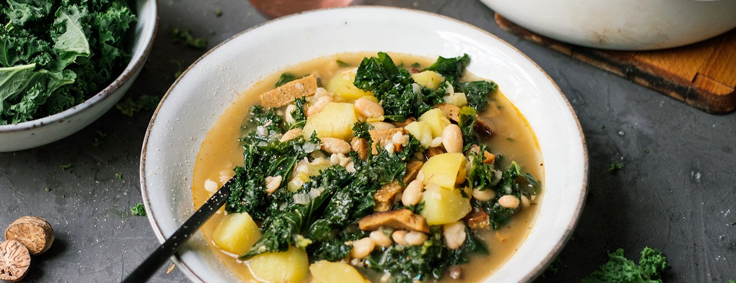 Grünes Power-Food: Veganer Grünkohleintopf mit Seitan und weißen Bohnen