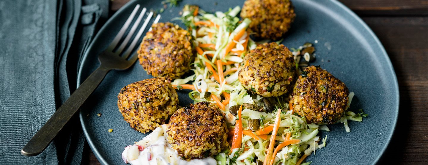 Vegane Bratlinge: Scharfe Karotten-Hirse-Bällchen mit Krautsalat