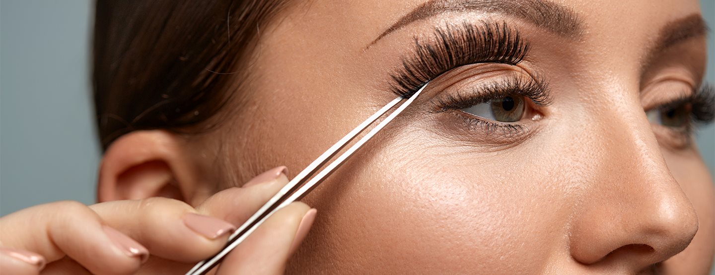 Fake Lashes ankleben: So geht's