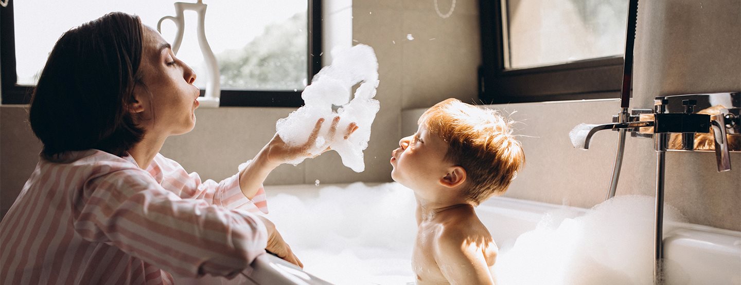 Keine Tränen: 11 Tipps für Haare waschen mit Kindern