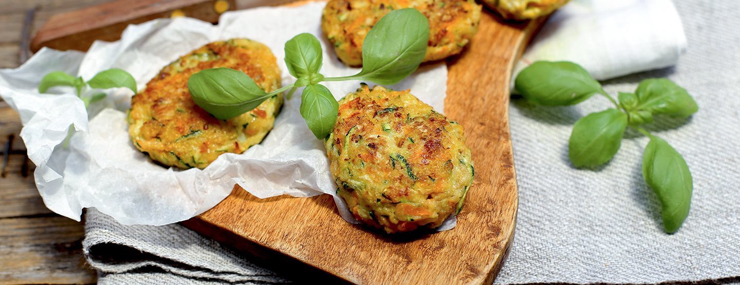 Couscous-Zucchini-Bratlinge mit Sauerrahm-Dip