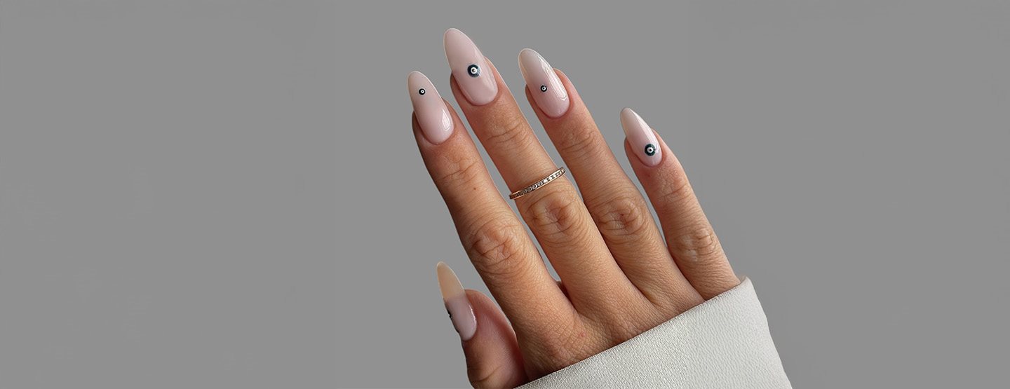 Evil Eye Nails: So geht der trendy Nagellook!