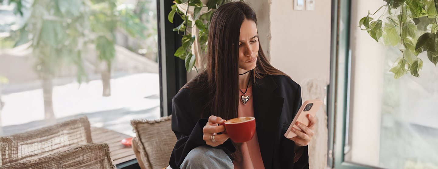 Emoji Lexikon: Frau die auf ihr Smartphone schaut Emoji-Lexikon: Was sie bedeuten und wie man sie verwendet