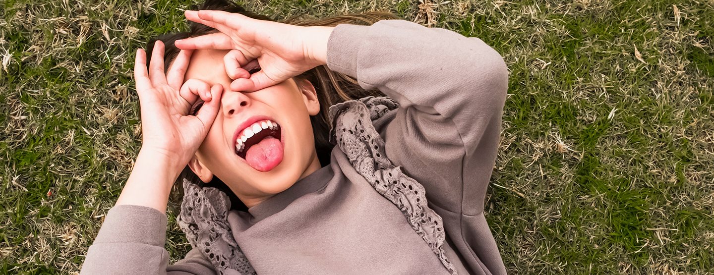 Kind beißt: Kind das in der Wiese liegst Ihr Kind beißt? Keine Sorge, das ist völlig normal!