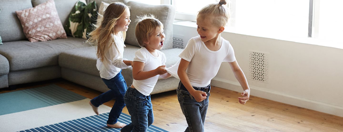 Schlechtwetter-Alarm: Ideen für Kinderspiele drinnen für jedes Alter