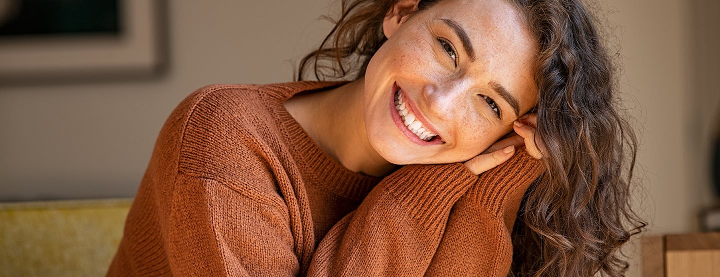 Eine junge Frau trägt den your Lips but better Trend. Your lips but better – darum feiern wir jetzt die natürliche Schönheit