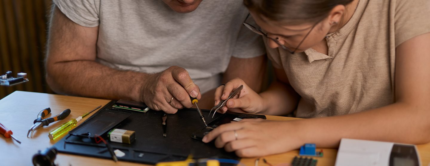 Repair Cafés: Welchen Beitrag sie für die Kreislaufwirtschaft leisten
