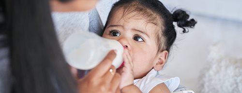 Dem Baby die Flasche geben: Die wichtigsten Fragen