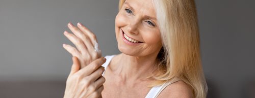 Altersflecken: Eine Dermatologin erklärt, was dahintersteckt