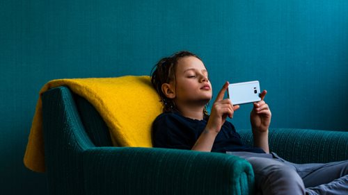 Ihr Kind hat ein Smartphone? Wie Sie Gefahren vermeiden