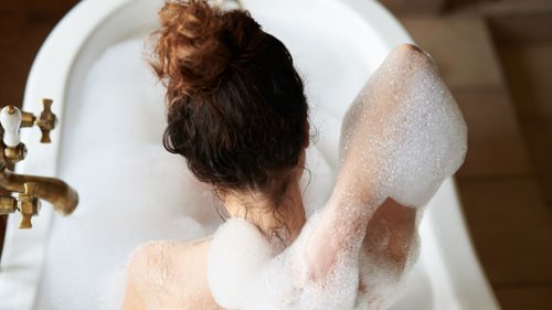 Bad nehmen bei Erkältung: Wann ein Vollbad auch noch hilft