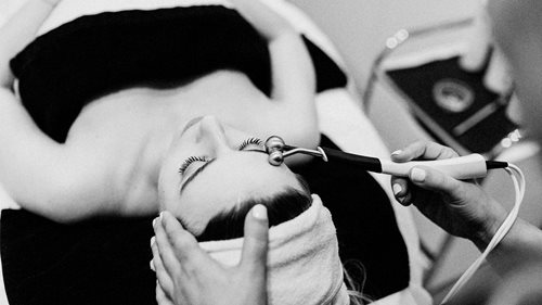 Gesichtsbehandlung im dm kosmetikstudio: Gut gegen Akne