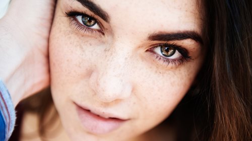 Augenbrauen färben: Diese 4 Dinge müssen wir vorab wissen