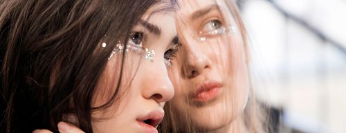 Face Jewels: 5 Tipps für den funkelnden Look