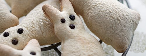 Frisch gebacken: veganes Osterhasen-Rezept aus Germteig