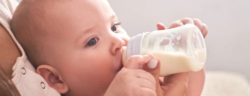Dem Baby die Flasche geben: So klappt’s stressfrei