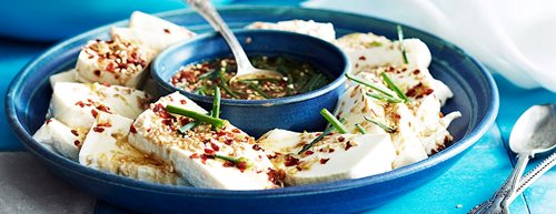 Würzig: Gurken-Radieschen-Salat mit mariniertem Tofu