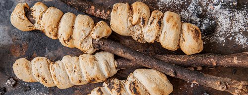 Stockbrot Rezept: So einfach gelingt der Lagerfeuer-Klassiker