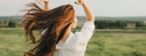 Mineralstoffe und Vitamine für Haare – so helfen sie bei Haarausfall, brüchigem Haar & Co.