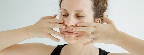 Face Yoga: Dehnungsübungen, die das Gesicht entspannen