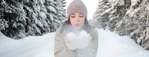 Gut geschützt durch die Kälte: Die optimale Gesichtspflege für trockene Haut