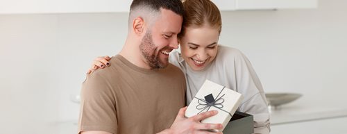 Valentinstagsgeschenke für ihn: Das kommt bei Männern gut an