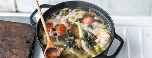 Fleisch- und Gemüsebrühe selber machen: So gelingt die leckere Suppenbasis