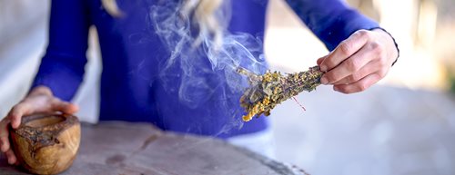 Räuchern: Ein Duft-Ritual für Harmonie und Energie