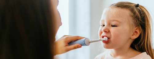 Elektrische Zahnbürste: Besser für Kinder?