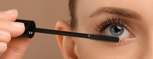 Die 4 besten Care-Mascaras schenken Pflege und Volumen