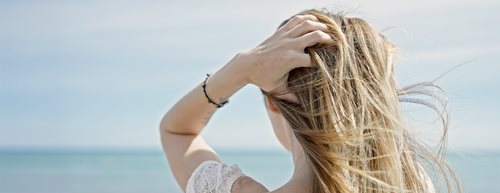 Haare natürlich aufhellen: Ist es wirklich besser?