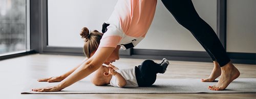 Kangatraining: Gut für Mama, Baby und Beckenboden