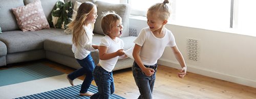 Schlechtwetter-Alarm: Kinderspiele drinnen für jedes Alter